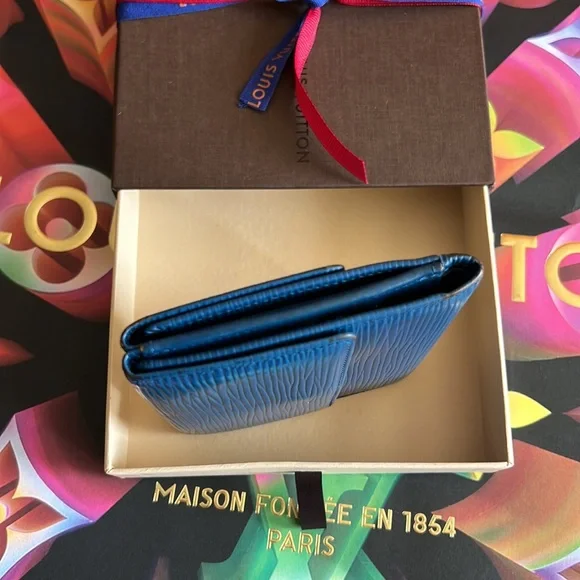 Authentic Louis Vuitton epi wallet unisex - Picture 6 of 15
